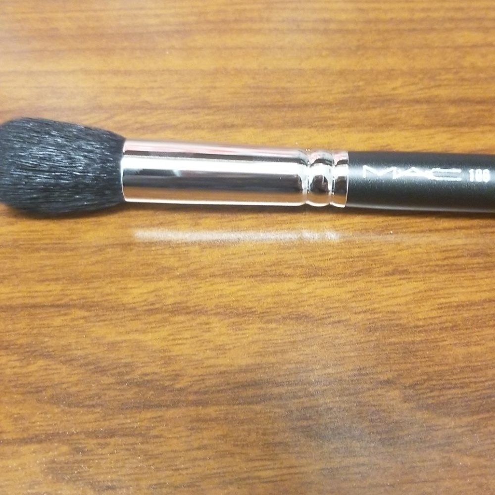 Mac 109 small contour brush